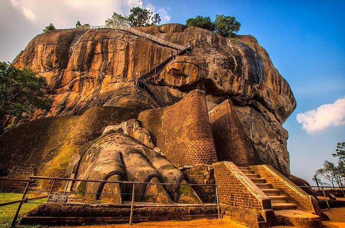 4 Days 3 Nights explore sri Lanka with Mirissa Cabs Sri Lanka - Day 3: Tea, waterfalls, and the climb into the highlands