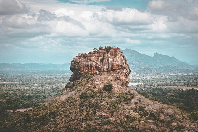 4 Days Private Tour In Sri Lanka - Meals, vehicles, and the role of the chauffeur
