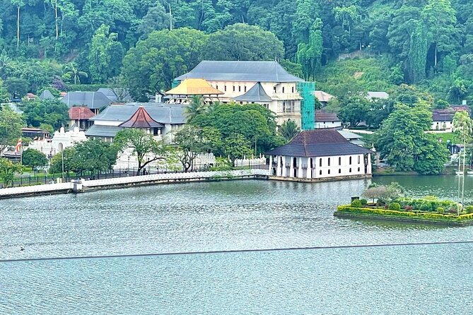 6Days Hill country Private Tour in Sri Lanka - Day 1: From Katunayake to Kandy and the Temple of the Tooth