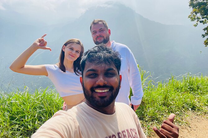 7 Days Sri Lanka Safari Tour - Kandy’s cultural stop and the narrow Ambuluwawa Tower