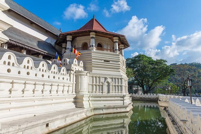 8 Days Tour Sri Lanka (Hotels, Breakfast, Dinner & Luxury Car) - Colombo closes the route with city sights and airport access