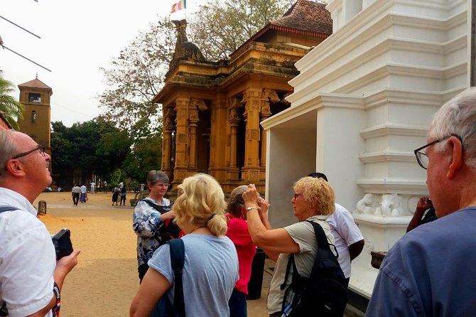 Airport Layover Colombo City tour - Beira Lake and the Colombo beach stop