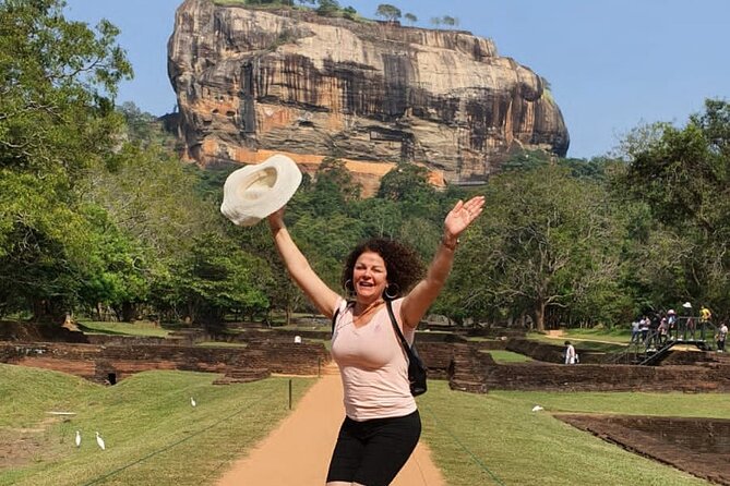 All Inclusive Sigiriya and Dambulla Private Day Tour from Colombo - The included Sri Lankan lunch