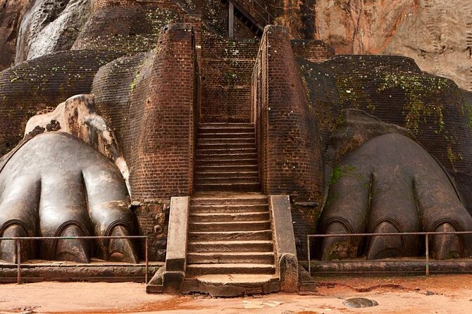 All-inclusive Sigiriya, Dambulla and Wildlife Safari from Colombo - A practical stop at Oak Ray Woodcarvings