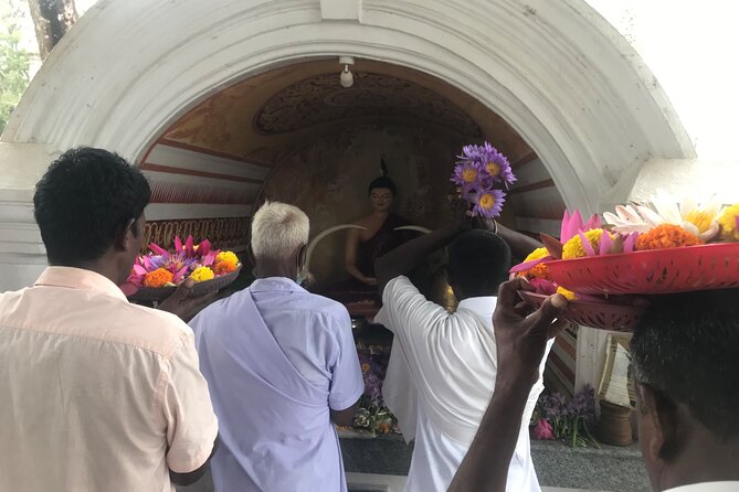 Anuradhapura Heritage Mountain bike / bicycle Tour - Ruwanweliseya, one of the great sacred stupas