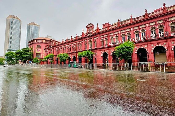 Colombo by Tuk Tuk – Sightseeing Entry Fees included - From a Hindu Temple to the Lotus Tower