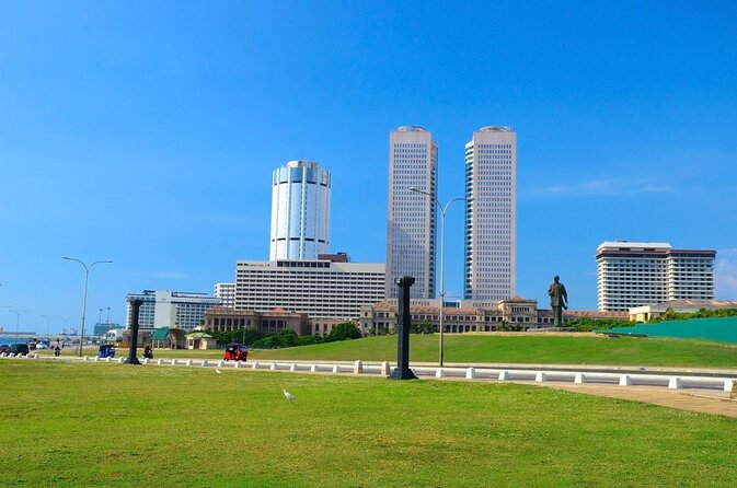 Colombo City Tour by Car – Private & All-Inclusive - Galle Face Green and the Colombo coast