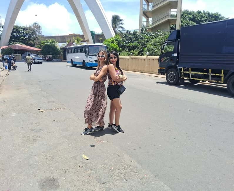 Colombo: City Tour by Tuk Tuk with Srilanka Traditional Food - Independence Square, the Lotus Tower, and colonial Colombo