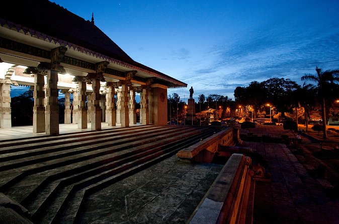 Colombo City Tour from Kalutara - Gangaramaya Temple beside Beira Lake