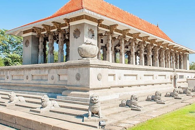 Colombo City Tour Highlights - The Colombo Lighthouse and the Indian Ocean