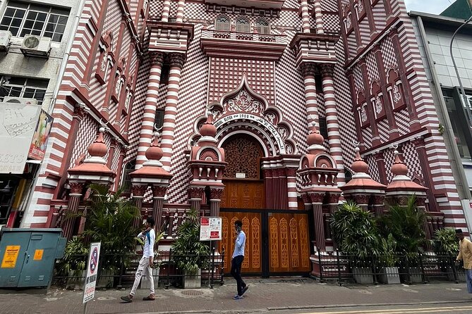 Colombo City Tour With Historical Places ( All Inclusive ) - One full hour at Gangaramaya Temple