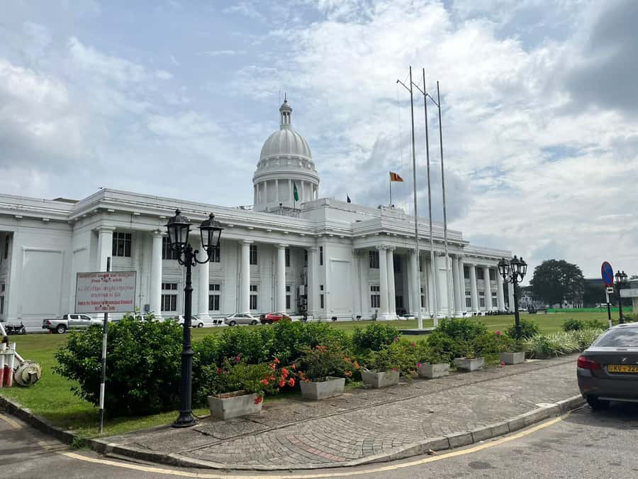 Colombo: Guided City Tour with Entry Tickets - Colombo Fort and the old waterfront