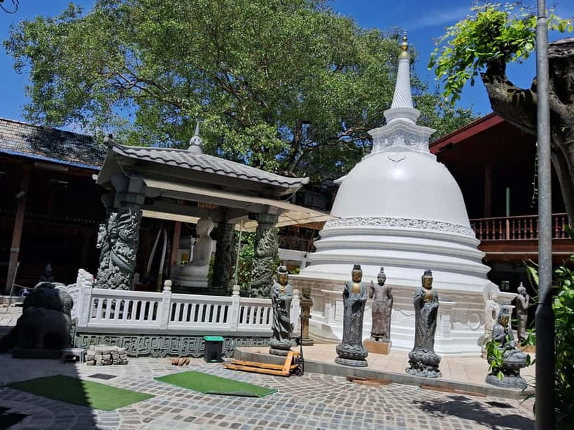 Colombo Heritage &Culture City Tour by Tuk Tuk ALL INCLUSIVE - Jami Ul-Alfar Mosque adds Colombo’s boldest facade
