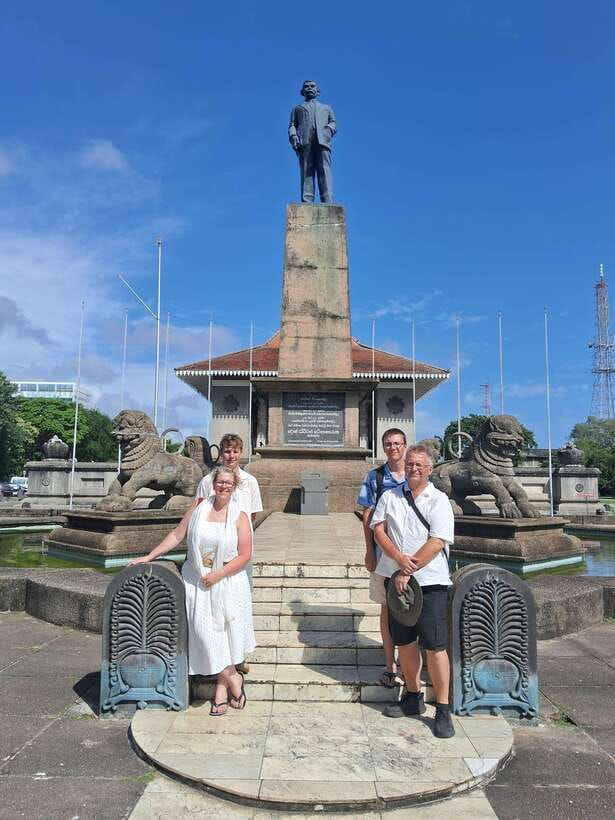 Colombo: Local Guide with Colombo City Tour by Tuk Tuk - Old Parliament and Colombo’s Formal Center