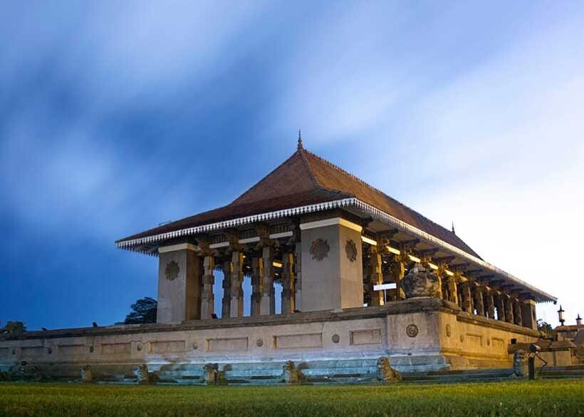 Colombo: One Day Private City Tour With Gangaramaya Temple - Galle Face Green, Beira Lake, and the sea breeze