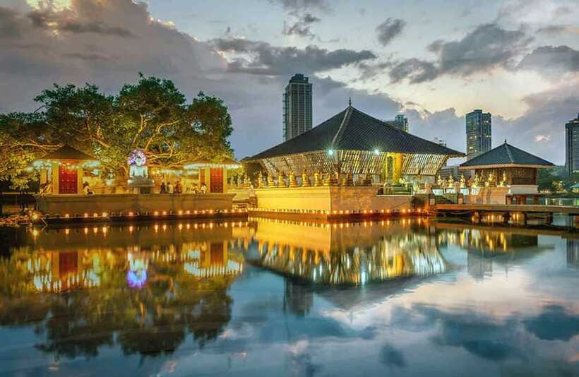 Colombo: One Day Private City Tour With Gangaramaya Temple - Pettah, the railway station, and Colombo’s working city