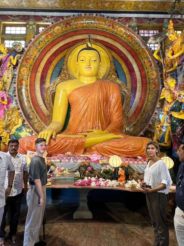 Colombo: Private City Tour with Local Food Tour by Tuk-Tuk - Old Colombo sights: Lighthouse, mosque, and Lotus Tower