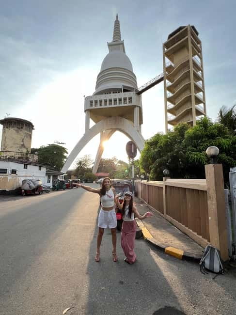 Colombo: Private City Tour with Local Food Tour by Tuk-Tuk - Kottu, tea, and a final fruit drink
