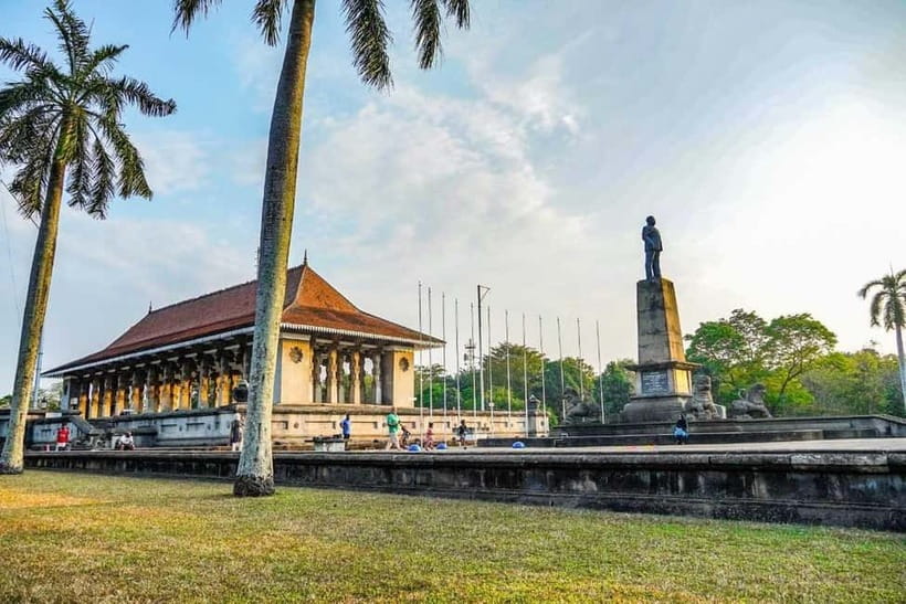Colombo: Private City Tuk-Tuk Tour with Local Guide & Pickup - Gangaramaya Temple brings together faith and unusual objects