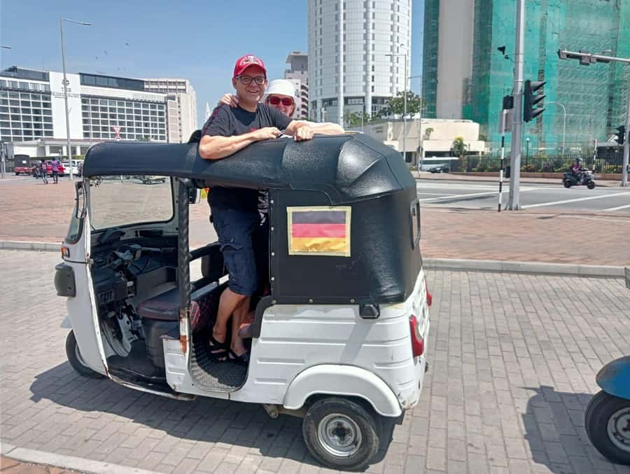 Colombo: Private Guided Tour of the City by Tuk-Tuk - Gangaramaya Temple and Beira Lake