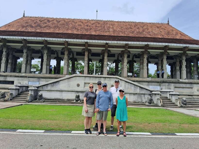 Colombo: Private Guided Tuk Tuk City Tour with Hotel Pickup - Three religious sites, three different settings