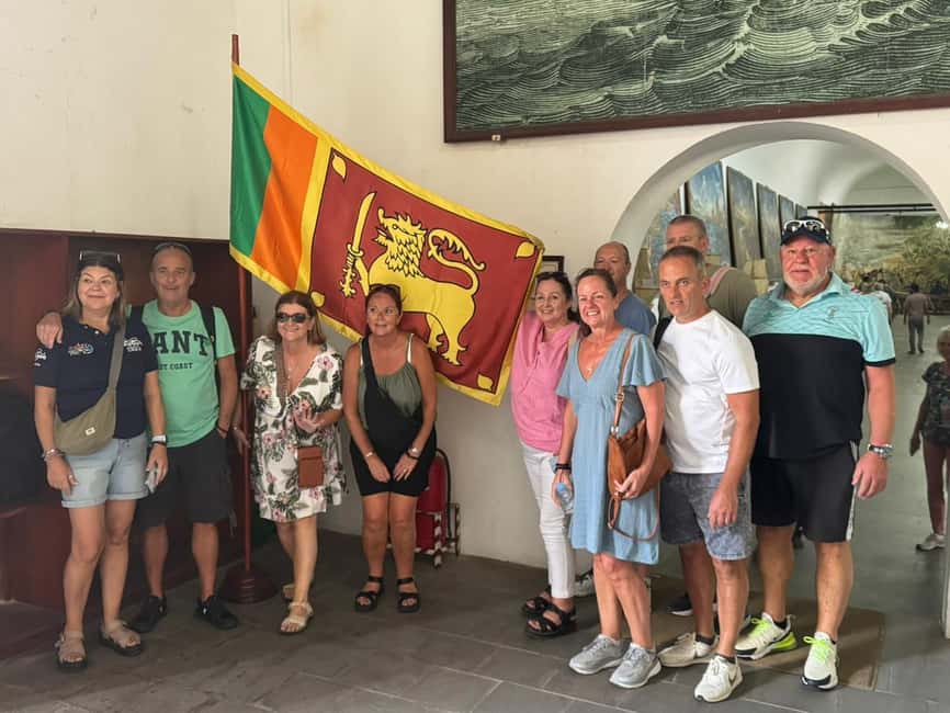 Colombo: Private Tuk-Tuk City Tour with Guide & All Tickets - Pettah Market and the Red Mosque