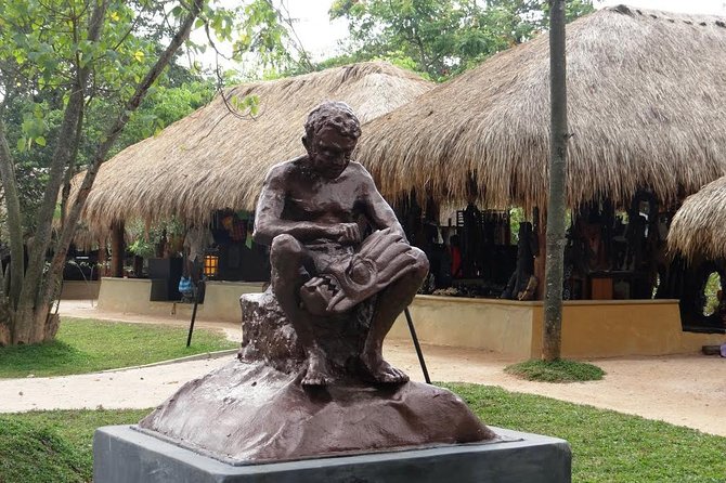 Colombo Sightseeing and Shopping Private Tour Including Lunch - Seema Malakaya, a calmer pause on Beira Lake
