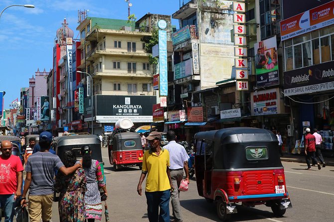 Colombo Sightseeing & Shopping - Jami Ul-Alfar Mosque and the Pettah setting