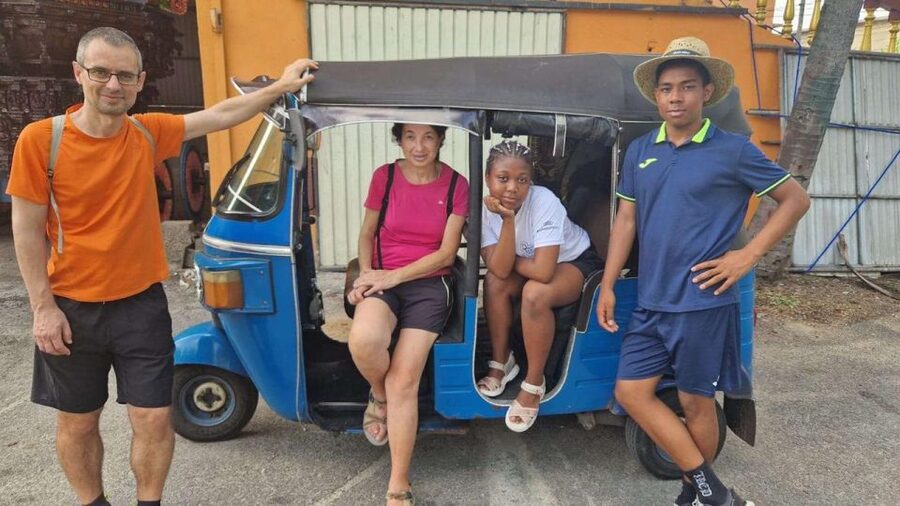 Colombo: Sightseeing Tour by Tuk Tuk Safari - All Inclusive - Finishing with Sri Lankan tea