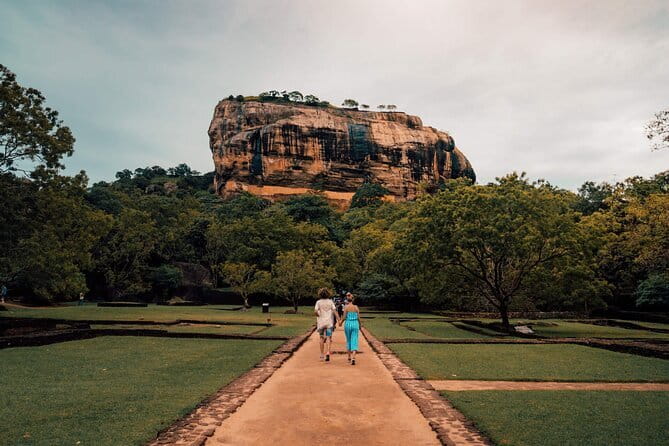 Colombo to Kandy Shuttle with Dambulla Sightseeing Tour - Why this route works for a first visit