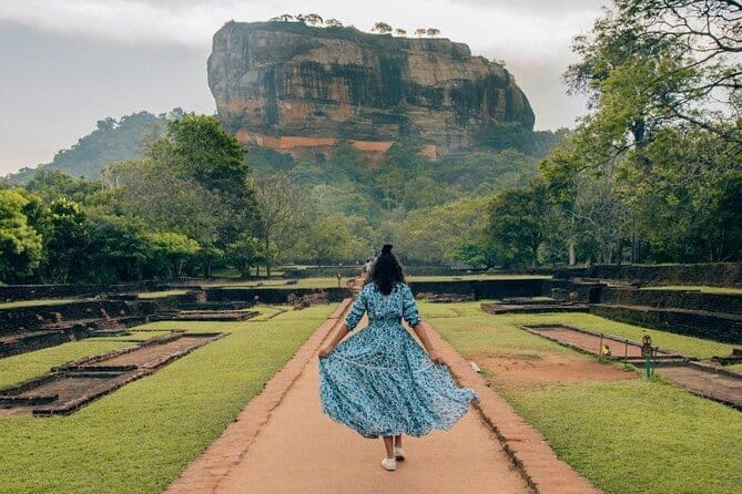 Colombo to Kandy Shuttle with Dambulla Sightseeing Tour - The 5:00 am start and the ride inland