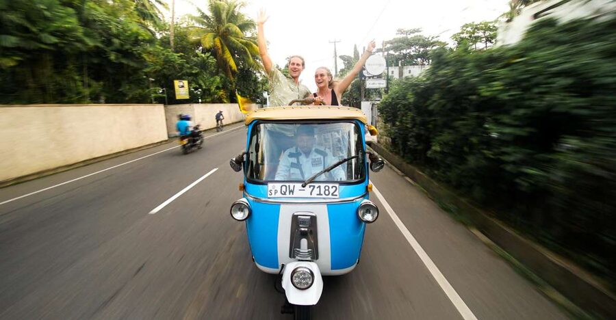 Colombo: Tuk Tuk City Highlights Tour with Lunch - What the guide adds to the ride