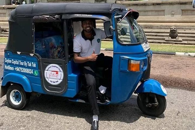 Colombo Tuk Tuk City Tour -Sightseeing Entry Fees & Food Included - Galle Face Green and the Colombo Waterfront