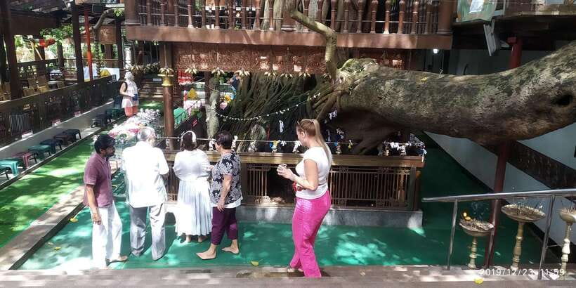 Colombo Tuk Tuk City TourSightseeing EntryFees& FoodIncluded - Gangaramaya Temple begins the tour