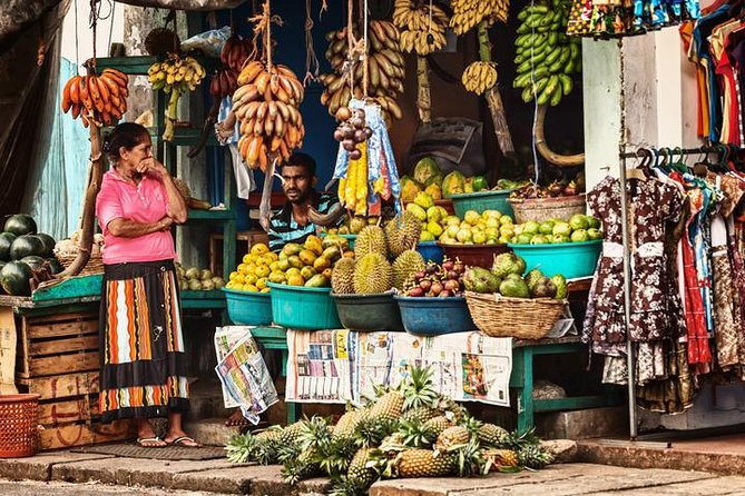Colombo Walking Tour with Ajeet De Soyza - Pettah, the Red Mosque, and the city at work