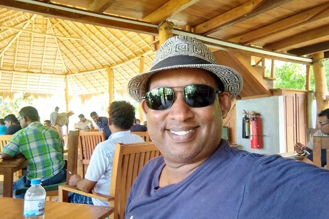 Colombo Walking Tour with Ajeet De Soyza - Gangaramaya Temple and the one extra cost