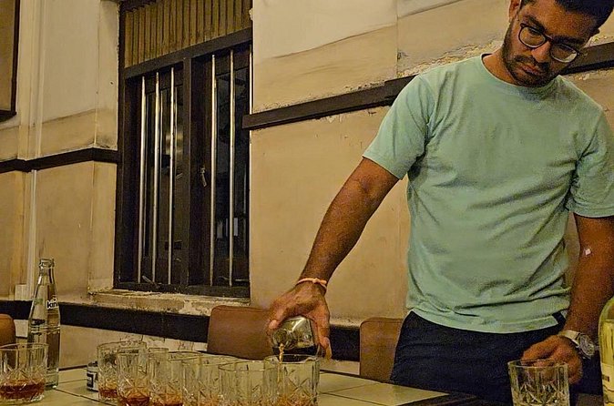 Dodgy Bar Tour in Colombo - How the private format changes the evening
