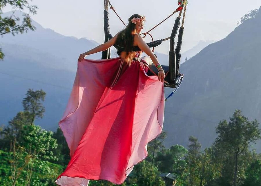 ⁠Ella Swing - Tea plantations, valleys, and the photo setting