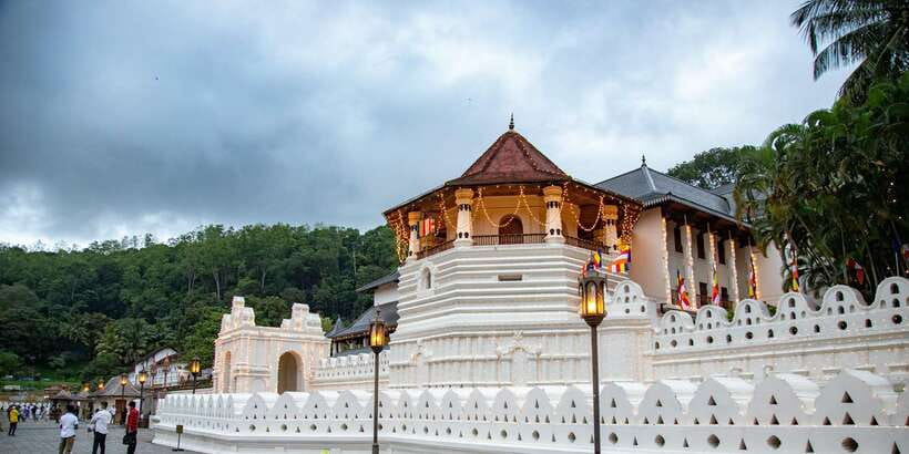 From Colombo: Kandy Full-Day Trip - Breakfast and the long road toward Pinnawala