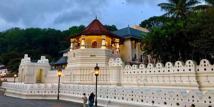 From Colombo: Kandy Temple of Tooth & Elephant Orphanage - Kandy Market and the evening dance show