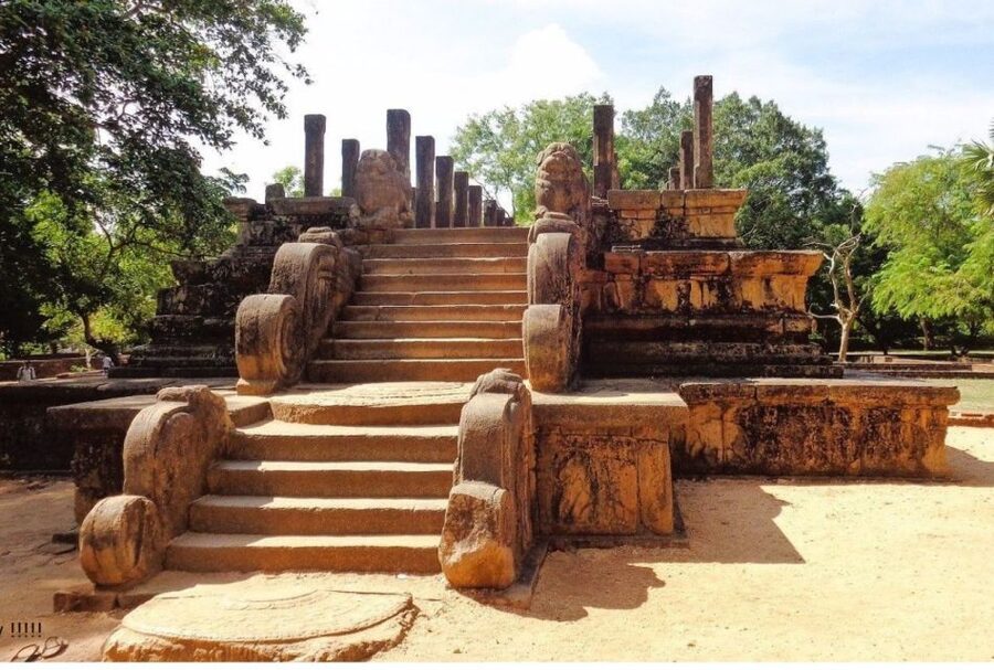 From Dambulla/ Sigiriya: Ancient City of Polonnaruwa by Bike - Thuparama, Lankathilaka, and the great dagobas
