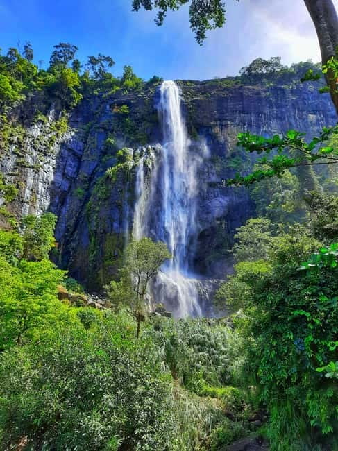 From Ella: Diyaluma Waterfall and Natural Pool Bath Tour - Reaching the lower Diyaluma waterfall