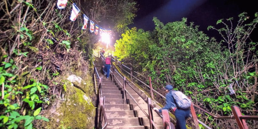 From Kandy: Adams Peak Guided hike via Peak Wilderness - Choosing the right season and clothing