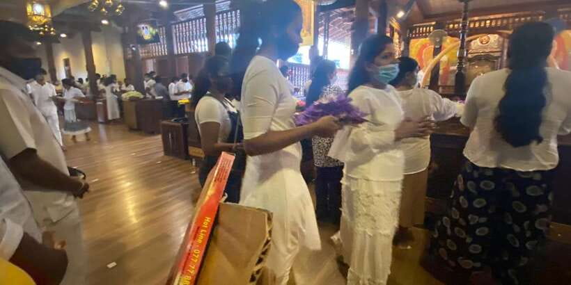 From west coast: Kandy, Tooth temple, Botanical & Tea garden - Entering the Temple of the Sacred Tooth Relic