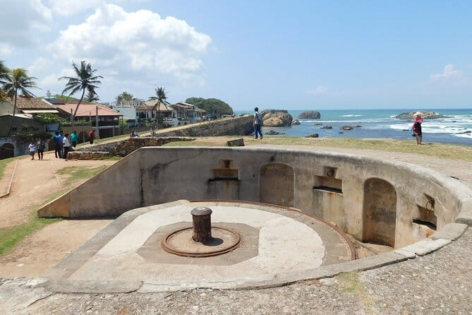 Galle Fort Walk with Glamorous Stories - Flag Rock and the lighthouse ruins