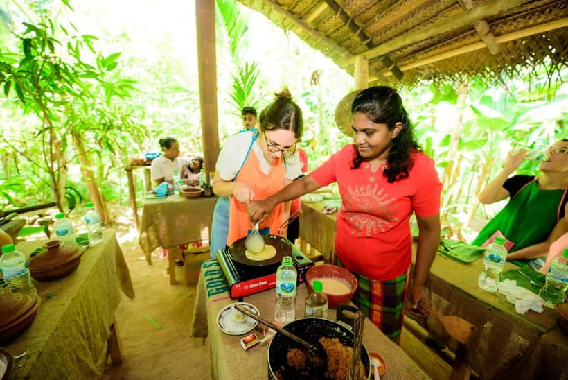 Galle: Sri Lankan Cuisine Cooking Experience - Eating from a banana leaf
