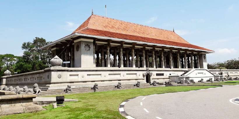 Guided Colombo Half-Day City Tour - Pettah, the Red Mosque, and Fort Station