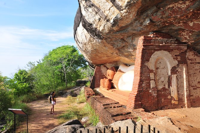 Guided Hike & Picnic with an Amazing View on Pidurangala Rock - Climbing Pidurangala Rock with a local guide