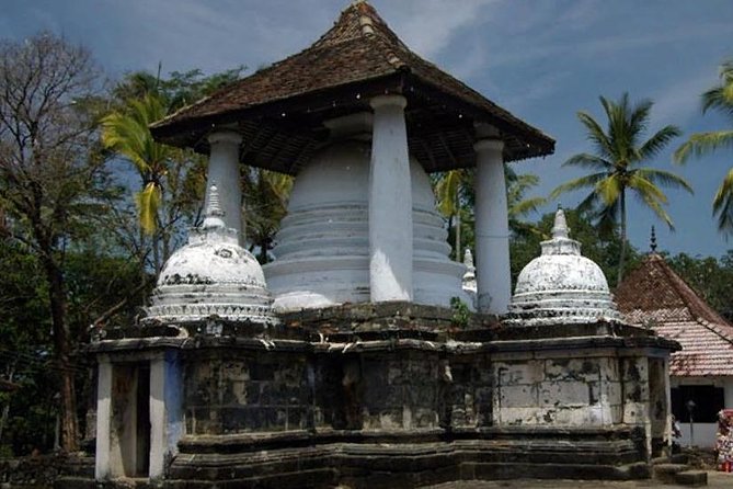 Kandy City Tour - Hanthana Mountain Range adds tea-country views