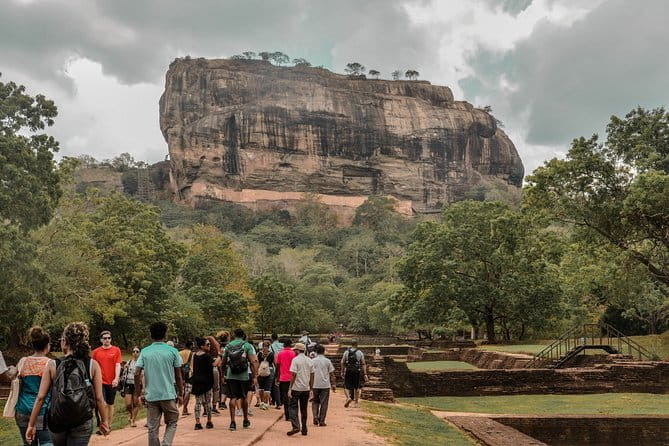 Kandy City Tour & Famous Ambuluwawa Tower with Friendly Chauffeur - Peradeniya Botanical Gardens in 80 minutes
